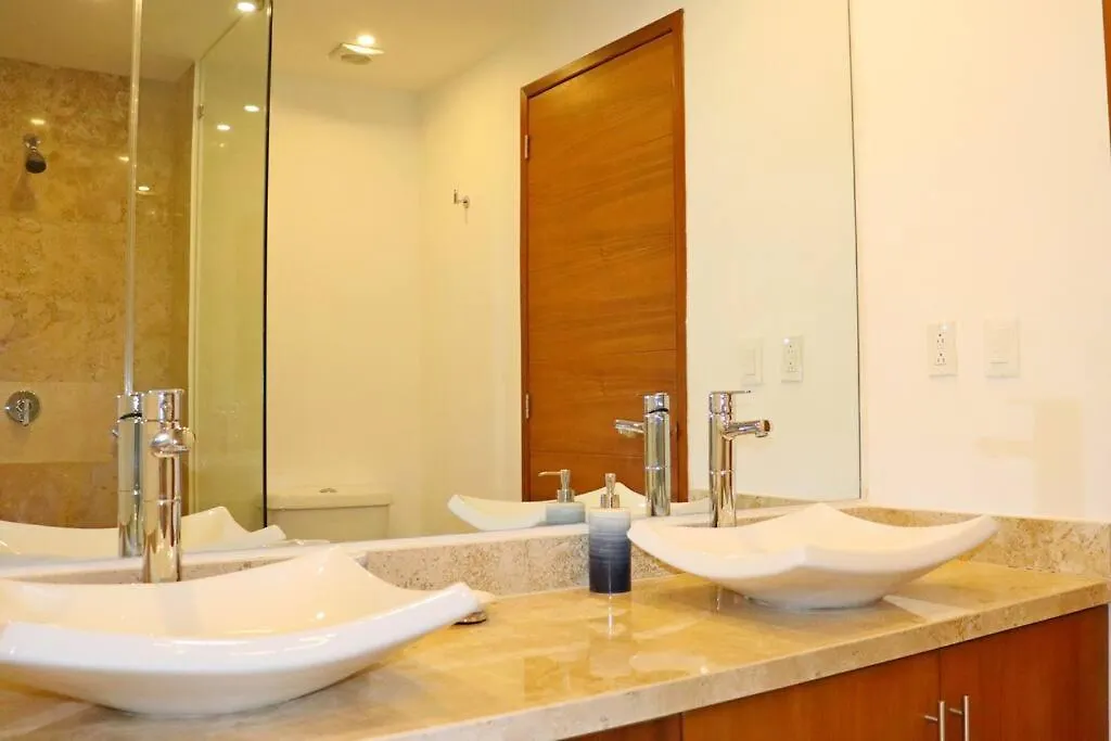 New Condo With Pool, Gym, A/C, Wifi, King Size Bed Cancun