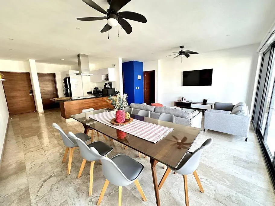 New Condo With Pool, Gym, A/C, Wifi, King Size Bed Cancun